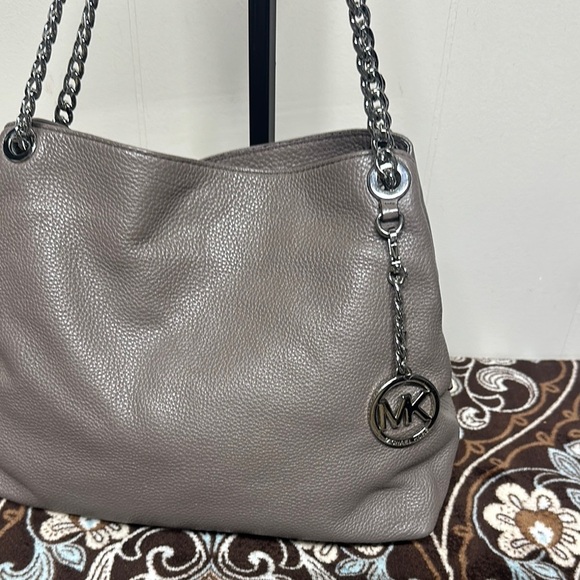 Michael Kors Jet Set Leather Shoulder Bag with Chain Straps - Picture 2 of 16